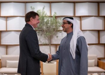 Xeque Mansour bin Zayed Al Nahyan (dir.) cumprimenta presidente da Embraer, Francisco Gomes Neto (esq.), na cerimônia de assinatura do contrato
