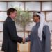 Xeque Mansour bin Zayed Al Nahyan (dir.) cumprimenta presidente da Embraer, Francisco Gomes Neto (esq.), na cerimônia de assinatura do contrato