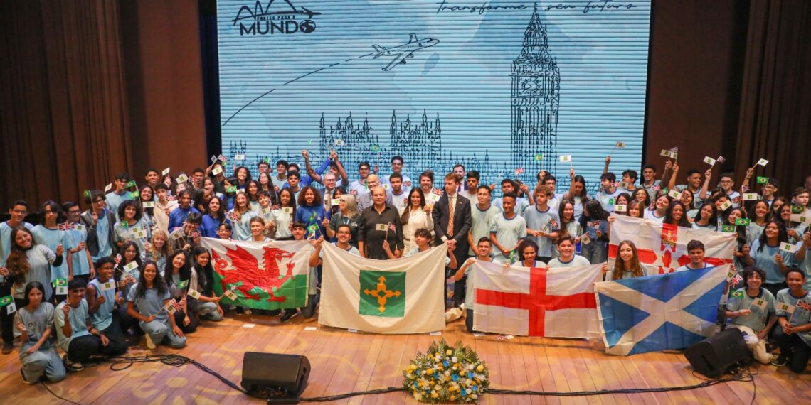 Ibaneis Rocha participou da entrega de kits de viagem para os participantes do programa Pontes para o Mundo, neste sábado (23), na Sala Martins Pena | Foto: Renato Alves/Agência Brasília
