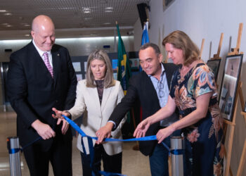 Paulo Cesar Pagi Chaves, secretário de Relações Internacionais do DF, Jane Marrocos, presidente do Conselho Curador de Cultura da CLDF, Wellington Nonato, presidente do Conselho Curador de Cultura da CLDF, e Pavla Havrlíková, embaixadora da República Tcheca no Brasil, na abertura da exposição Fotográfica "80 anos do Final da II Guerra Mundial - A Tragédia de Lídice e o Holocausto" realizada em 27 de novembro de 2025 na galeria Espelho d'Água na Câmara Legislativa do Distrito Federal.
Foto: Carolina Curi/Agência CLDF