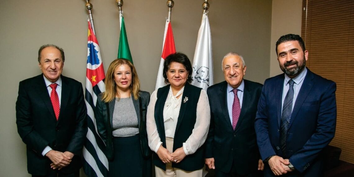 A embaixadora Mei Taha Khalil (ao centro) com os participantes da reunião