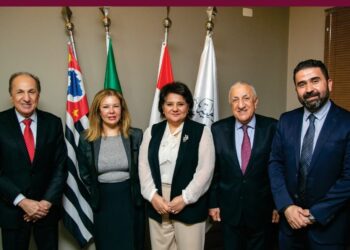 A embaixadora Mei Taha Khalil (ao centro) com os participantes da reunião