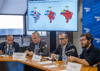 Brasil é o primeiro destino dos investimentos da China na América do Sul, aponta Firjan
Federação aponta que o fluxo de importações e exportações vem crescendo ao longo dos anos
A China e o principal parceiro comercial do Brasil e, diante deste fato, é que a Federação de Industria do Rio de Janeiro, Firjan, entende ser essencial observar os dados que possam ajudar a compreender melhor e a tirar todo o potencial dessa relação a favor do empresário e do industrial fluminense. Para tanto, o Conselho Empresarial de Relações Internacionais da federação convidou Tulio Cariello, diretor de Conteúdo do Conselho Empresarial Brasil-China (CEBC), com o objetivo de apresentar, em reunião nesta semana, na sede da Firjan, um panorama das relações bilaterais com o país asiático nas áreas de comércio, investimento e política e mostrar os reflexos nas indústrias do Rio de Janeiro.
“Nós temos uma situação muito especial nessa relação por sermos superavitários na nossa balança com os chineses. E a evolução dos investidores, a evolução do perfil da nossa balança e dos investimentos chineses no Brasil, não só em setores tradicionais de investimento dos chineses, como no setor energético, tanto elétrico quanto de petróleo e gás, que nos impacta diretamente, nos interessa particularmente aqui no Rio”, avaliou Rodrigo Santiago, presidente do Conselho Empresarial de Relações Internacionais da Firjan.
Cariello mostrou como o fluxo de investimento está crescendo ao longo dos anos no Brasil, tanto nas importações como nas exportações. Ele apresentou o crescimento acentuado das exportações do Brasil para a China, com o recorde de US$ 104 bilhões em 2023. O maior valor de comércio com um único país. De um modo geral, a China é destino de um terço de tudo o que o Brasil exporta.
Exportação fluminense
“O Brasil exporta basicamente produtos primários enviados para o país asiático, como soja, petróleo e minério de ferro. No Rio de Janeiro, especificamente, o petróleo é o principal produto exportado”, explicou, acrescentando que o Rio é o 4º estado do país em investimentos chineses.
Ao detalhar geograficamente para onde vão os investimentos no Brasil, o especialista ressaltou que a China conseguiu, em pouco mais de 10 anos, investir em praticamente todo o país, em todas as regiões. O interesse chinês no Brasil é crescente. O país, que recebeu mais de US$ 70 bilhões nos últimos anos, está em 4º lugar entre os principais destinos de investimento chinês no mundo.
“A posição do país no contexto global em investimentos chineses mostra como o Brasil é um país estratégico para a China nessa área de investimento. Na América do Sul, o Brasil é o grande centro de gravidade, com quase metade (48%) de tudo que foi investido pela China nos últimos anos”, salienta Cariello.
Rodrigo Santiago sintetiza que o Brasil não foge à regra mundial: “a relação comercial e de investimentos com a China é de grande importância para as empresas fluminenses, por isso, é fundamental entendermos como esse momento pode ser favorável à nossa economia e a nossa indústria”.

Ricardo Keiper, vice-presidente do Conselho de Relações Internacionais, disse que “cada vez mais é importante compreendermos o cenário internacional atual, e, para isso, o espaço aberto pela federação para conhecer mais sobre as relações com a China foi enriquecedor”.
Fonte: Firjan.
