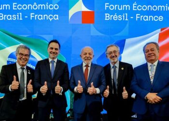 Fórum Econômico França-Brasil: empresários franceses sinalizam que investimentos no Brasil podem chegar a R$ 100 bilhões em cinco anos
Organizado pela ApexBrasil, encontro ocorreu em Paris, na ocasião da visita de Estado do presidente Lula, e reuniu cerca de 600 empresários dos dois países para estreitar as relações comerciais bilaterais.                                          
O Fórum Econômico Brasil-França, realizado nesta sexta-feira (6/06), em Paris, marcou um novo impulso nas relações econômicas entre os dois países. Promovido pela Agência Brasileira de Promoção de Exportações e Investimentos (ApexBrasil), Ministério do Desenvolvimento, Indústria, Comércio e Serviços (MDIC) e Ministério das Relações Exteriores (MRE), em parceria com a Confederação Nacional da Indústria (CNI), o Mouvement des Entreprises de France International (MEDEFi) e o Business France, o evento reuniu autoridades francesas e brasileiras e cerca de 600 empresários dos dois países. O encontro aconteceu no contexto da visita de Estado do presidente Luiz Inácio Lula da Silva à França. Está é a primeira visita oficial de um chefe de Estado brasileiro à França em 13 anos.
No encerramento do encontro, o presidente da ApexBrasil, Jorge Viana, informou que, em reunião com o presidente Lula, empresários da França afirmaram que este valor deve chegar a R$ 100 bilhões em cinco anos. Nos últimos anos, os investimentos franceses em diferentes segmentos da economia brasileira têm se destacado. O estoque de Investimento Estrangeiro Direto (IED) da França no Brasil alcançou US$ 78,4 bilhões em 2023, segundo o Banco Central do Brasil (EUR 73,3 bilhões de euros), um aumento de 41% em relação a 2022. A França é o 3º país no mundo com maior estoque de IED no Brasil (6,2% de US$ 1,3 trilhão) e o 2º europeu, atrás apenas da Holanda.
“Se antes da missão as expectativas eram de que esse valor chegaria a R$ 70 bilhões nos próximos anos, agora saímos muito satisfeitos com a previsão dos próprios empresários franceses de que os investimentos franceses no Brasil podem ser de R$ 100 bilhões em cinco anos”.  
Jorge Viana, presidente da ApexBrasil
O presidente Lula encerrou o evento mostrando apostar na aproximação entre o Brasil e a França e entre América do Sul e Europa. 
“Em um mundo cada vez mais complexo, é fundamental que parceiros históricos se unam para enfrentar as incertezas e as instabilidades da economia global. Estamos determinados a alcançar o potencial dos dois países. Essa parceria é estratégica porque tem vocação para estimular pesquisa, inovação e competitividade. É um momento extraordinário para fortalecer todas as relações entre os nossos países, as relações comerciais, econômicas, sociais e culturais”.
Luiz Inácio Lula da Silva, presidente da República


Sobre o Acordo Mercosul-União Europeia, Lula disse estar seguro de que será assinado até o final deste ano. “Estou muito seguro de que nós vamos concluir o acordo União Europeia–Mercosul. Vamos dar um exemplo muito importante”, afirmou.  
O ministro delegado encarregado do Comércio Exterior da França e dos Franceses no Exterior, Laurent Saint-Martin, disse que França e Brasil sabem conversar, querem fazer o melhor e querem fazer mais.  
“Esse é o objetivo desse Fórum: reunir empreendedores dos dois países para fazer negócios. Não podemos esquecer a realidade, pois ainda estamos no nível de US$ 10 bilhões de trocas entre nossos países. Novos acordos vão acelerar e reunir as condições necessárias para aumentarmos o nosso comércio de maneira significativa e aumentar os investimentos entre os dois países”.
Laurent Saint-Martin, ministro delegado encarregado do Comércio Exterior da França e dos Franceses no Exterior
“A economia francesa, quando quer obter êxito, olha para o mercado brasileiro que, como disse Antônio Carlos Jobim, não é para amadores”, comentou. “A amizade e o vínculo de negócios vão permitir os melhores resultados possíveis. O momento de acelerar é esse. Temos todo o potencial”, concluiu o ministro francês, agradecendo a presença do presidente Lula pela visita de Estado e pelo interesse na França.
Na abertura do Fórum, Jorge Viana, destacou a relevância do momento para o estreitamento dos laços estratégicos entre os dois países e ressaltou a importância histórica e econômica da relação bilateral, especialmente diante dos desafios e oportunidades atuais.
“A França é uma grande parceira do Brasil. Temos 200 anos de relação diplomática. Precisamos e temos muito potencial de melhorar a corrente de comércio entre os dois países que está aquém do seu potencial. Por isso estamos fazendo esse encontro.  A França é o segundo maior investidor no Brasil, mas o fluxo de comércio entre os dois países precisa melhorar. Há dez anos, o fluxo já era de US$ 10 bilhões, hoje, está em US$ 9 bilhões”.
Jorge Viana, presidente da ApexBrasil
Ao abordar o papel do Brasil no cenário internacional, Viana enfatizou o protagonismo do país em temas estratégicos. “Temos um presidente em pleno exercício de seu mandato e podendo voltar a assumir um papel de liderança no mundo. O Brasil presidiu o G20 no ano passado, preside os BRICs esse ano, é um país que é parte da solução sempre. Estamos em vias de avançar e viabilizar o Acordo Mercosul-União Europeia. Sabemos que a França enfrenta questões internas que precisam ser respeitadas em relação ao acordo Mercosul-União Europeia, mas são mais de 20 anos de negociação e, ele se efetivando, nós teremos o maior bloco econômico do mundo. Estamos falando de 750 milhões de pessoas, de economias que se complementam e podem criar um potencial por conta da afinidade entre os países, que certamente será muito boa para a Europa, para o Mercosul e para o mundo”, reforçou.
Em seu discurso, o secretário-executivo do MDIC, Marcio Elias Rosa, destacou o momento oportuno para promover uma integração produtiva entre os dois países. “Para crescer é preciso que nós brasileiros estejamos aqui na França e é preciso que façamos investimentos aqui também. É hora de promover a integração produtiva. Brasileiros aqui e franceses lá no Brasil, e juntos em todo o mundo”, disse. Elias falou também sobre a importância do Acordo Mercosul-União Europeia. “O texto desse acordo que chegamos no ano passado é fruto de multilateralismo e foi construído graças a um consenso entre os dois blocos. Esse novo bloco que vai surgir terá milhões de pessoas. Na parte agrícola, o acordo jamais representará qualquer ameaça aos produtores europeus. Não deve ser este capítulo que deixará de permitir a criação desse bloco tão necessário e importante”, reforçou.
 Investimentos futuros
Anúncios recentes de investimentos com capital francês no Brasil fazem parte de um amplo processo de retomada das relações entre as nações, iniciado em 2023 e sinalizam o crescente interesse francês na economia brasileira. Alguns deles:

 1.    ENGIE Brasil Energia SA: Após aportar, nos últimos nove anos (2016-2024), R$ 32,3 bilhões na expansão em renováveis e transmissão, a previsão da ENGIE Brasil Energia é investir cerca de R$ 8,5 bilhões entre 2025 e 2027 em conjuntos eólicos e fotovoltaicos, além de sistemas de transmissão.
 2.    CMA CGM: O grupo CMA CGM, terceira maior corporação no segmento de transportes marítimos, adquiriu, em setembro de 2024, 48% da Santos Brasil, principal operadora de infraestrutura portuária no Brasil e proprietária do maior terminal de contêineres da América do Sul, com um investimento total de 13,5 bilhões de reais.
 3.    TOTAL ENERGIES: O grupo planeja investir cerca de 6 bilhões de reais nos próximos 5 anos no Brasil.
 4.    Lactalis. O Grupo Lactalis anunciou o investimento de R$ 291 milhões para ampliar a sua unidade de Uberlândia, no Triângulo Mineiro, até 2027. O anúncio foi feito em março de 2025.
5.    Vinci Highways: venceu o leilão de um trecho de 594,8 km da BR-040 entre Belo Horizonte (MG) e Cristalina (GO). O contrato de concessão, com duração de 30 anos, prevê investimentos de R$ 12 bilhões, sendo R$ 6,4 bilhões destinados à infraestrutura e R$ 5,6 bilhões a custos operacionais. O projeto visa beneficiar mais de 4,2 milhões de pessoas e gerar aproximadamente 91 mil empregos diretos e indiretos.
Acordos de parceria
Paralelamente ao Fórum, diversos acordos de parceria entre instituições francesas e brasileiras foram assinados para áreas como transporte, energia, tecnologia, saúde e comércio. Destaque para o Memorando entre a ApexBrasil e a Business France, que visará à promoção de exportações e investimentos, e para as parcerias da Fiocruz com a Sanofi e o Institut Pasteur, para pesquisas em vacinas, e com a Fondation Mérieux para fortalecer a vigilância de doenças infecciosas. Os acordos de parceria firmados entre os dois países foram:

 

·       Ministério de Portos e Aeroportos do Brasil e o Ministério do Transporte da França firmaram uma declaração de intenções para desenvolver um Corredor Marítimo Verde, promovendo o transporte sustentável e a descarbonização das rotas marítimas entre os dois países.
·       Ministério de Minas e Energia do Brasil e o Ministério da Economia, Finanças, Soberania Industrial e Digital da França estabeleceram cooperação na área de hidrogênio de baixo carbono, prevendo a troca de conhecimentos sobre regulação, certificação e apoio a parcerias tecnológicas.
·       Agência Francesa de Desenvolvimento assinou financiamento de 120 milhões de euros com o Banco Regional de Desenvolvimento do Extremo Sul, para apoiar empresas nos estados do Rio Grande do Sul, Santa Catarina e Paraná.
·       Fiocruz, a Sanofi e o Institut Pasteur anunciaram parceria científica e técnica para pesquisa em vacinas, com intercâmbio de cientistas e desenvolvimento conjunto de soluções inovadoras.
·       ApexBrasil e a Business France assinaram memorando de entendimento para intensificar a cooperação em exportações, internacionalização de empresas e atração de investimentos.
·       Fiocruz e a Fondation Mérieux firmaram carta de intenções para ampliar ações de pesquisa, formação de profissionais do SUS e vigilância de doenças infecciosas no laboratório em Rio Branco (AC).
·       Fiocruz e a BioMérieux estabeleceram acordo para uso gratuito de um imóvel no Rio de Janeiro, onde serão realizadas atividades de produção e pesquisa em diagnósticos voltados à saúde pública.
·       Serviço Geológico Brasileiro e o Bureau de Recherches Géologiques et Minières (BRGM) da França anunciaram uma parceria científica voltada ao estudo do hidrogênio natural e de materiais críticos.
·       CNP Assurances renovou o apoio ao projeto Conexão Amazônia, em parceria com o IDESAM (Institute for the Sustainable Development of the Amazon), que promove bioeconomia sustentável e beneficia comunidades locais com recuperação florestal e empreendedorismo.
Temas de destaque do Fórum
Durante o Fórum, empresários dos dois países discutiram iniciativas conjuntas e possibilidades de cooperação, com destaque para o desenvolvimento de cadeias de valor sustentáveis e o papel do Brasil como fornecedor estratégico de soluções para a nova economia verde global. A realização do evento também é um dos marcos da celebração dos 200 anos de relações diplomáticas entre Brasil e França, comemorados em 2025.

Ao longo da programação, três painéis abordaram questões como inovação tecnológica para a sustentabilidade, financiamento de projetos de impacto socioambiental e integração entre políticas públicas e investimentos privados. Também foi destacada a contribuição do setor empresarial para a COP 30, que será realizada em novembro, em Belém (PA), como oportunidade de fortalecer o protagonismo brasileiro na agenda climática global.
 Certificado da OMSA
Em seu discurso, o presidente Lula celebrou também o reconhecimento do Brasil como país livre da febre aftosa sem vacinação pela Organização Mundial da Saúde Animal (OMSA). Em cerimônia paralela ao Fórum, o presidente recebeu da Organização o certificado oficial que, segundo ele, é um marco histórico e significa “o reconhecimento da robustez e da confiabilidade do nosso sistema de defesa agropecuária”. Os últimos casos de febre aftosa no Brasil ocorreram em 2005. Em maio de 2018, o Brasil foi reconhecido pela OMSA como país livre de aftosa com vacinação. 
 Relação bilateral
A França é hoje um dos mais importantes parceiros econômicos do Brasil. Em 2024, a corrente comercial entre os dois países alcançou US$ 9,2 bilhões. O Brasil exportou para a França principalmente farelo de soja, petróleo bruto e celulose, que somaram mais de US$ 1,4 bilhão, representando cerca de 48% das exportações brasileiras ao país europeu. Já as exportações francesas para o Brasil totalizaram US$ 6,2 bilhões, com destaque para produtos industriais como motores, máquinas, aeronaves e medicamentos.
A presença de empresas francesas no Brasil também é expressiva: o estoque de Investimento Estrangeiro Direto (IED) da França no país atingiu US$ 78,4 bilhões em 2023, um crescimento de 41% em relação ao ano anterior. Com isso, a França se consolidou como o terceiro maior investidor estrangeiro no Brasil.
A ApexBrasil mantém atualmente 14 projetos setoriais com foco no mercado francês, abrangendo áreas como alimentos e bebidas, agronegócio, moda, saúde e economia criativa. Segundo dados da agência, existem mais de 380 oportunidades comerciais identificadas para produtos brasileiros na França.
Missão da ApexBrasil na França
Na oportunidade da visita do presidente Luiz Inácio Lula da Silva à França, a ApexBrasil liderou uma série de iniciativas em Paris para promover a sustentabilidade e a inovação brasileiras. A programação teve início com a Semana da Amazônia, que além de Paris, no dia 2 de junho, também aconteceu em Bruxelas no dia 3 e em Berlim nos dias 4 e 5, destacando o potencial da bioeconomia amazônica por meio de painéis, exposições e rodadas de negócios. Os encontros contaram com a participação de representantes do setor público, privado e de investidores franceses. Em seguida, a Agência promoveu um evento dedicado à moda sustentável, no dia 4 de junho, reunindo marcas brasileiras comprometidas com práticas ambientais e sociais responsáveis, em uma apresentação para formadores de opinião e compradores internacionais. O evento teve a presença das primeiras-damas do Brasil, Janja Lula da Silva, e da França, Brigitte Macron. O encerramento das atividades ocorreu com o Fórum Econômico Brasil-França, que foi o 16º evento empresarial realizado pela ApexBrasil desde o início do mandato do presidente Lula.
