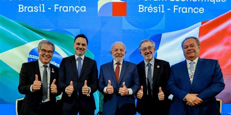 Fórum Econômico França-Brasil: empresários franceses sinalizam que investimentos no Brasil podem chegar a R$ 100 bilhões em cinco anos
Organizado pela ApexBrasil, encontro ocorreu em Paris, na ocasião da visita de Estado do presidente Lula, e reuniu cerca de 600 empresários dos dois países para estreitar as relações comerciais bilaterais.                                          
O Fórum Econômico Brasil-França, realizado nesta sexta-feira (6/06), em Paris, marcou um novo impulso nas relações econômicas entre os dois países. Promovido pela Agência Brasileira de Promoção de Exportações e Investimentos (ApexBrasil), Ministério do Desenvolvimento, Indústria, Comércio e Serviços (MDIC) e Ministério das Relações Exteriores (MRE), em parceria com a Confederação Nacional da Indústria (CNI), o Mouvement des Entreprises de France International (MEDEFi) e o Business France, o evento reuniu autoridades francesas e brasileiras e cerca de 600 empresários dos dois países. O encontro aconteceu no contexto da visita de Estado do presidente Luiz Inácio Lula da Silva à França. Está é a primeira visita oficial de um chefe de Estado brasileiro à França em 13 anos.
No encerramento do encontro, o presidente da ApexBrasil, Jorge Viana, informou que, em reunião com o presidente Lula, empresários da França afirmaram que este valor deve chegar a R$ 100 bilhões em cinco anos. Nos últimos anos, os investimentos franceses em diferentes segmentos da economia brasileira têm se destacado. O estoque de Investimento Estrangeiro Direto (IED) da França no Brasil alcançou US$ 78,4 bilhões em 2023, segundo o Banco Central do Brasil (EUR 73,3 bilhões de euros), um aumento de 41% em relação a 2022. A França é o 3º país no mundo com maior estoque de IED no Brasil (6,2% de US$ 1,3 trilhão) e o 2º europeu, atrás apenas da Holanda.
“Se antes da missão as expectativas eram de que esse valor chegaria a R$ 70 bilhões nos próximos anos, agora saímos muito satisfeitos com a previsão dos próprios empresários franceses de que os investimentos franceses no Brasil podem ser de R$ 100 bilhões em cinco anos”.  
Jorge Viana, presidente da ApexBrasil
O presidente Lula encerrou o evento mostrando apostar na aproximação entre o Brasil e a França e entre América do Sul e Europa. 
“Em um mundo cada vez mais complexo, é fundamental que parceiros históricos se unam para enfrentar as incertezas e as instabilidades da economia global. Estamos determinados a alcançar o potencial dos dois países. Essa parceria é estratégica porque tem vocação para estimular pesquisa, inovação e competitividade. É um momento extraordinário para fortalecer todas as relações entre os nossos países, as relações comerciais, econômicas, sociais e culturais”.
Luiz Inácio Lula da Silva, presidente da República


Sobre o Acordo Mercosul-União Europeia, Lula disse estar seguro de que será assinado até o final deste ano. “Estou muito seguro de que nós vamos concluir o acordo União Europeia–Mercosul. Vamos dar um exemplo muito importante”, afirmou.  
O ministro delegado encarregado do Comércio Exterior da França e dos Franceses no Exterior, Laurent Saint-Martin, disse que França e Brasil sabem conversar, querem fazer o melhor e querem fazer mais.  
“Esse é o objetivo desse Fórum: reunir empreendedores dos dois países para fazer negócios. Não podemos esquecer a realidade, pois ainda estamos no nível de US$ 10 bilhões de trocas entre nossos países. Novos acordos vão acelerar e reunir as condições necessárias para aumentarmos o nosso comércio de maneira significativa e aumentar os investimentos entre os dois países”.
Laurent Saint-Martin, ministro delegado encarregado do Comércio Exterior da França e dos Franceses no Exterior
“A economia francesa, quando quer obter êxito, olha para o mercado brasileiro que, como disse Antônio Carlos Jobim, não é para amadores”, comentou. “A amizade e o vínculo de negócios vão permitir os melhores resultados possíveis. O momento de acelerar é esse. Temos todo o potencial”, concluiu o ministro francês, agradecendo a presença do presidente Lula pela visita de Estado e pelo interesse na França.
Na abertura do Fórum, Jorge Viana, destacou a relevância do momento para o estreitamento dos laços estratégicos entre os dois países e ressaltou a importância histórica e econômica da relação bilateral, especialmente diante dos desafios e oportunidades atuais.
“A França é uma grande parceira do Brasil. Temos 200 anos de relação diplomática. Precisamos e temos muito potencial de melhorar a corrente de comércio entre os dois países que está aquém do seu potencial. Por isso estamos fazendo esse encontro.  A França é o segundo maior investidor no Brasil, mas o fluxo de comércio entre os dois países precisa melhorar. Há dez anos, o fluxo já era de US$ 10 bilhões, hoje, está em US$ 9 bilhões”.
Jorge Viana, presidente da ApexBrasil
Ao abordar o papel do Brasil no cenário internacional, Viana enfatizou o protagonismo do país em temas estratégicos. “Temos um presidente em pleno exercício de seu mandato e podendo voltar a assumir um papel de liderança no mundo. O Brasil presidiu o G20 no ano passado, preside os BRICs esse ano, é um país que é parte da solução sempre. Estamos em vias de avançar e viabilizar o Acordo Mercosul-União Europeia. Sabemos que a França enfrenta questões internas que precisam ser respeitadas em relação ao acordo Mercosul-União Europeia, mas são mais de 20 anos de negociação e, ele se efetivando, nós teremos o maior bloco econômico do mundo. Estamos falando de 750 milhões de pessoas, de economias que se complementam e podem criar um potencial por conta da afinidade entre os países, que certamente será muito boa para a Europa, para o Mercosul e para o mundo”, reforçou.
Em seu discurso, o secretário-executivo do MDIC, Marcio Elias Rosa, destacou o momento oportuno para promover uma integração produtiva entre os dois países. “Para crescer é preciso que nós brasileiros estejamos aqui na França e é preciso que façamos investimentos aqui também. É hora de promover a integração produtiva. Brasileiros aqui e franceses lá no Brasil, e juntos em todo o mundo”, disse. Elias falou também sobre a importância do Acordo Mercosul-União Europeia. “O texto desse acordo que chegamos no ano passado é fruto de multilateralismo e foi construído graças a um consenso entre os dois blocos. Esse novo bloco que vai surgir terá milhões de pessoas. Na parte agrícola, o acordo jamais representará qualquer ameaça aos produtores europeus. Não deve ser este capítulo que deixará de permitir a criação desse bloco tão necessário e importante”, reforçou.
 Investimentos futuros
Anúncios recentes de investimentos com capital francês no Brasil fazem parte de um amplo processo de retomada das relações entre as nações, iniciado em 2023 e sinalizam o crescente interesse francês na economia brasileira. Alguns deles:

 1.    ENGIE Brasil Energia SA: Após aportar, nos últimos nove anos (2016-2024), R$ 32,3 bilhões na expansão em renováveis e transmissão, a previsão da ENGIE Brasil Energia é investir cerca de R$ 8,5 bilhões entre 2025 e 2027 em conjuntos eólicos e fotovoltaicos, além de sistemas de transmissão.
 2.    CMA CGM: O grupo CMA CGM, terceira maior corporação no segmento de transportes marítimos, adquiriu, em setembro de 2024, 48% da Santos Brasil, principal operadora de infraestrutura portuária no Brasil e proprietária do maior terminal de contêineres da América do Sul, com um investimento total de 13,5 bilhões de reais.
 3.    TOTAL ENERGIES: O grupo planeja investir cerca de 6 bilhões de reais nos próximos 5 anos no Brasil.
 4.    Lactalis. O Grupo Lactalis anunciou o investimento de R$ 291 milhões para ampliar a sua unidade de Uberlândia, no Triângulo Mineiro, até 2027. O anúncio foi feito em março de 2025.
5.    Vinci Highways: venceu o leilão de um trecho de 594,8 km da BR-040 entre Belo Horizonte (MG) e Cristalina (GO). O contrato de concessão, com duração de 30 anos, prevê investimentos de R$ 12 bilhões, sendo R$ 6,4 bilhões destinados à infraestrutura e R$ 5,6 bilhões a custos operacionais. O projeto visa beneficiar mais de 4,2 milhões de pessoas e gerar aproximadamente 91 mil empregos diretos e indiretos.
Acordos de parceria
Paralelamente ao Fórum, diversos acordos de parceria entre instituições francesas e brasileiras foram assinados para áreas como transporte, energia, tecnologia, saúde e comércio. Destaque para o Memorando entre a ApexBrasil e a Business France, que visará à promoção de exportações e investimentos, e para as parcerias da Fiocruz com a Sanofi e o Institut Pasteur, para pesquisas em vacinas, e com a Fondation Mérieux para fortalecer a vigilância de doenças infecciosas. Os acordos de parceria firmados entre os dois países foram:

 

·       Ministério de Portos e Aeroportos do Brasil e o Ministério do Transporte da França firmaram uma declaração de intenções para desenvolver um Corredor Marítimo Verde, promovendo o transporte sustentável e a descarbonização das rotas marítimas entre os dois países.
·       Ministério de Minas e Energia do Brasil e o Ministério da Economia, Finanças, Soberania Industrial e Digital da França estabeleceram cooperação na área de hidrogênio de baixo carbono, prevendo a troca de conhecimentos sobre regulação, certificação e apoio a parcerias tecnológicas.
·       Agência Francesa de Desenvolvimento assinou financiamento de 120 milhões de euros com o Banco Regional de Desenvolvimento do Extremo Sul, para apoiar empresas nos estados do Rio Grande do Sul, Santa Catarina e Paraná.
·       Fiocruz, a Sanofi e o Institut Pasteur anunciaram parceria científica e técnica para pesquisa em vacinas, com intercâmbio de cientistas e desenvolvimento conjunto de soluções inovadoras.
·       ApexBrasil e a Business France assinaram memorando de entendimento para intensificar a cooperação em exportações, internacionalização de empresas e atração de investimentos.
·       Fiocruz e a Fondation Mérieux firmaram carta de intenções para ampliar ações de pesquisa, formação de profissionais do SUS e vigilância de doenças infecciosas no laboratório em Rio Branco (AC).
·       Fiocruz e a BioMérieux estabeleceram acordo para uso gratuito de um imóvel no Rio de Janeiro, onde serão realizadas atividades de produção e pesquisa em diagnósticos voltados à saúde pública.
·       Serviço Geológico Brasileiro e o Bureau de Recherches Géologiques et Minières (BRGM) da França anunciaram uma parceria científica voltada ao estudo do hidrogênio natural e de materiais críticos.
·       CNP Assurances renovou o apoio ao projeto Conexão Amazônia, em parceria com o IDESAM (Institute for the Sustainable Development of the Amazon), que promove bioeconomia sustentável e beneficia comunidades locais com recuperação florestal e empreendedorismo.
Temas de destaque do Fórum
Durante o Fórum, empresários dos dois países discutiram iniciativas conjuntas e possibilidades de cooperação, com destaque para o desenvolvimento de cadeias de valor sustentáveis e o papel do Brasil como fornecedor estratégico de soluções para a nova economia verde global. A realização do evento também é um dos marcos da celebração dos 200 anos de relações diplomáticas entre Brasil e França, comemorados em 2025.

Ao longo da programação, três painéis abordaram questões como inovação tecnológica para a sustentabilidade, financiamento de projetos de impacto socioambiental e integração entre políticas públicas e investimentos privados. Também foi destacada a contribuição do setor empresarial para a COP 30, que será realizada em novembro, em Belém (PA), como oportunidade de fortalecer o protagonismo brasileiro na agenda climática global.
 Certificado da OMSA
Em seu discurso, o presidente Lula celebrou também o reconhecimento do Brasil como país livre da febre aftosa sem vacinação pela Organização Mundial da Saúde Animal (OMSA). Em cerimônia paralela ao Fórum, o presidente recebeu da Organização o certificado oficial que, segundo ele, é um marco histórico e significa “o reconhecimento da robustez e da confiabilidade do nosso sistema de defesa agropecuária”. Os últimos casos de febre aftosa no Brasil ocorreram em 2005. Em maio de 2018, o Brasil foi reconhecido pela OMSA como país livre de aftosa com vacinação. 
 Relação bilateral
A França é hoje um dos mais importantes parceiros econômicos do Brasil. Em 2024, a corrente comercial entre os dois países alcançou US$ 9,2 bilhões. O Brasil exportou para a França principalmente farelo de soja, petróleo bruto e celulose, que somaram mais de US$ 1,4 bilhão, representando cerca de 48% das exportações brasileiras ao país europeu. Já as exportações francesas para o Brasil totalizaram US$ 6,2 bilhões, com destaque para produtos industriais como motores, máquinas, aeronaves e medicamentos.
A presença de empresas francesas no Brasil também é expressiva: o estoque de Investimento Estrangeiro Direto (IED) da França no país atingiu US$ 78,4 bilhões em 2023, um crescimento de 41% em relação ao ano anterior. Com isso, a França se consolidou como o terceiro maior investidor estrangeiro no Brasil.
A ApexBrasil mantém atualmente 14 projetos setoriais com foco no mercado francês, abrangendo áreas como alimentos e bebidas, agronegócio, moda, saúde e economia criativa. Segundo dados da agência, existem mais de 380 oportunidades comerciais identificadas para produtos brasileiros na França.
Missão da ApexBrasil na França
Na oportunidade da visita do presidente Luiz Inácio Lula da Silva à França, a ApexBrasil liderou uma série de iniciativas em Paris para promover a sustentabilidade e a inovação brasileiras. A programação teve início com a Semana da Amazônia, que além de Paris, no dia 2 de junho, também aconteceu em Bruxelas no dia 3 e em Berlim nos dias 4 e 5, destacando o potencial da bioeconomia amazônica por meio de painéis, exposições e rodadas de negócios. Os encontros contaram com a participação de representantes do setor público, privado e de investidores franceses. Em seguida, a Agência promoveu um evento dedicado à moda sustentável, no dia 4 de junho, reunindo marcas brasileiras comprometidas com práticas ambientais e sociais responsáveis, em uma apresentação para formadores de opinião e compradores internacionais. O evento teve a presença das primeiras-damas do Brasil, Janja Lula da Silva, e da França, Brigitte Macron. O encerramento das atividades ocorreu com o Fórum Econômico Brasil-França, que foi o 16º evento empresarial realizado pela ApexBrasil desde o início do mandato do presidente Lula.