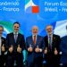 Fórum Econômico França-Brasil: empresários franceses sinalizam que investimentos no Brasil podem chegar a R$ 100 bilhões em cinco anos
Organizado pela ApexBrasil, encontro ocorreu em Paris, na ocasião da visita de Estado do presidente Lula, e reuniu cerca de 600 empresários dos dois países para estreitar as relações comerciais bilaterais.                                          
O Fórum Econômico Brasil-França, realizado nesta sexta-feira (6/06), em Paris, marcou um novo impulso nas relações econômicas entre os dois países. Promovido pela Agência Brasileira de Promoção de Exportações e Investimentos (ApexBrasil), Ministério do Desenvolvimento, Indústria, Comércio e Serviços (MDIC) e Ministério das Relações Exteriores (MRE), em parceria com a Confederação Nacional da Indústria (CNI), o Mouvement des Entreprises de France International (MEDEFi) e o Business France, o evento reuniu autoridades francesas e brasileiras e cerca de 600 empresários dos dois países. O encontro aconteceu no contexto da visita de Estado do presidente Luiz Inácio Lula da Silva à França. Está é a primeira visita oficial de um chefe de Estado brasileiro à França em 13 anos.
No encerramento do encontro, o presidente da ApexBrasil, Jorge Viana, informou que, em reunião com o presidente Lula, empresários da França afirmaram que este valor deve chegar a R$ 100 bilhões em cinco anos. Nos últimos anos, os investimentos franceses em diferentes segmentos da economia brasileira têm se destacado. O estoque de Investimento Estrangeiro Direto (IED) da França no Brasil alcançou US$ 78,4 bilhões em 2023, segundo o Banco Central do Brasil (EUR 73,3 bilhões de euros), um aumento de 41% em relação a 2022. A França é o 3º país no mundo com maior estoque de IED no Brasil (6,2% de US$ 1,3 trilhão) e o 2º europeu, atrás apenas da Holanda.
“Se antes da missão as expectativas eram de que esse valor chegaria a R$ 70 bilhões nos próximos anos, agora saímos muito satisfeitos com a previsão dos próprios empresários franceses de que os investimentos franceses no Brasil podem ser de R$ 100 bilhões em cinco anos”.  
Jorge Viana, presidente da ApexBrasil
O presidente Lula encerrou o evento mostrando apostar na aproximação entre o Brasil e a França e entre América do Sul e Europa. 
“Em um mundo cada vez mais complexo, é fundamental que parceiros históricos se unam para enfrentar as incertezas e as instabilidades da economia global. Estamos determinados a alcançar o potencial dos dois países. Essa parceria é estratégica porque tem vocação para estimular pesquisa, inovação e competitividade. É um momento extraordinário para fortalecer todas as relações entre os nossos países, as relações comerciais, econômicas, sociais e culturais”.
Luiz Inácio Lula da Silva, presidente da República


Sobre o Acordo Mercosul-União Europeia, Lula disse estar seguro de que será assinado até o final deste ano. “Estou muito seguro de que nós vamos concluir o acordo União Europeia–Mercosul. Vamos dar um exemplo muito importante”, afirmou.  
O ministro delegado encarregado do Comércio Exterior da França e dos Franceses no Exterior, Laurent Saint-Martin, disse que França e Brasil sabem conversar, querem fazer o melhor e querem fazer mais.  
“Esse é o objetivo desse Fórum: reunir empreendedores dos dois países para fazer negócios. Não podemos esquecer a realidade, pois ainda estamos no nível de US$ 10 bilhões de trocas entre nossos países. Novos acordos vão acelerar e reunir as condições necessárias para aumentarmos o nosso comércio de maneira significativa e aumentar os investimentos entre os dois países”.
Laurent Saint-Martin, ministro delegado encarregado do Comércio Exterior da França e dos Franceses no Exterior
“A economia francesa, quando quer obter êxito, olha para o mercado brasileiro que, como disse Antônio Carlos Jobim, não é para amadores”, comentou. “A amizade e o vínculo de negócios vão permitir os melhores resultados possíveis. O momento de acelerar é esse. Temos todo o potencial”, concluiu o ministro francês, agradecendo a presença do presidente Lula pela visita de Estado e pelo interesse na França.
Na abertura do Fórum, Jorge Viana, destacou a relevância do momento para o estreitamento dos laços estratégicos entre os dois países e ressaltou a importância histórica e econômica da relação bilateral, especialmente diante dos desafios e oportunidades atuais.
“A França é uma grande parceira do Brasil. Temos 200 anos de relação diplomática. Precisamos e temos muito potencial de melhorar a corrente de comércio entre os dois países que está aquém do seu potencial. Por isso estamos fazendo esse encontro.  A França é o segundo maior investidor no Brasil, mas o fluxo de comércio entre os dois países precisa melhorar. Há dez anos, o fluxo já era de US$ 10 bilhões, hoje, está em US$ 9 bilhões”.
Jorge Viana, presidente da ApexBrasil
Ao abordar o papel do Brasil no cenário internacional, Viana enfatizou o protagonismo do país em temas estratégicos. “Temos um presidente em pleno exercício de seu mandato e podendo voltar a assumir um papel de liderança no mundo. O Brasil presidiu o G20 no ano passado, preside os BRICs esse ano, é um país que é parte da solução sempre. Estamos em vias de avançar e viabilizar o Acordo Mercosul-União Europeia. Sabemos que a França enfrenta questões internas que precisam ser respeitadas em relação ao acordo Mercosul-União Europeia, mas são mais de 20 anos de negociação e, ele se efetivando, nós teremos o maior bloco econômico do mundo. Estamos falando de 750 milhões de pessoas, de economias que se complementam e podem criar um potencial por conta da afinidade entre os países, que certamente será muito boa para a Europa, para o Mercosul e para o mundo”, reforçou.
Em seu discurso, o secretário-executivo do MDIC, Marcio Elias Rosa, destacou o momento oportuno para promover uma integração produtiva entre os dois países. “Para crescer é preciso que nós brasileiros estejamos aqui na França e é preciso que façamos investimentos aqui também. É hora de promover a integração produtiva. Brasileiros aqui e franceses lá no Brasil, e juntos em todo o mundo”, disse. Elias falou também sobre a importância do Acordo Mercosul-União Europeia. “O texto desse acordo que chegamos no ano passado é fruto de multilateralismo e foi construído graças a um consenso entre os dois blocos. Esse novo bloco que vai surgir terá milhões de pessoas. Na parte agrícola, o acordo jamais representará qualquer ameaça aos produtores europeus. Não deve ser este capítulo que deixará de permitir a criação desse bloco tão necessário e importante”, reforçou.
 Investimentos futuros
Anúncios recentes de investimentos com capital francês no Brasil fazem parte de um amplo processo de retomada das relações entre as nações, iniciado em 2023 e sinalizam o crescente interesse francês na economia brasileira. Alguns deles:

 1.    ENGIE Brasil Energia SA: Após aportar, nos últimos nove anos (2016-2024), R$ 32,3 bilhões na expansão em renováveis e transmissão, a previsão da ENGIE Brasil Energia é investir cerca de R$ 8,5 bilhões entre 2025 e 2027 em conjuntos eólicos e fotovoltaicos, além de sistemas de transmissão.
 2.    CMA CGM: O grupo CMA CGM, terceira maior corporação no segmento de transportes marítimos, adquiriu, em setembro de 2024, 48% da Santos Brasil, principal operadora de infraestrutura portuária no Brasil e proprietária do maior terminal de contêineres da América do Sul, com um investimento total de 13,5 bilhões de reais.
 3.    TOTAL ENERGIES: O grupo planeja investir cerca de 6 bilhões de reais nos próximos 5 anos no Brasil.
 4.    Lactalis. O Grupo Lactalis anunciou o investimento de R$ 291 milhões para ampliar a sua unidade de Uberlândia, no Triângulo Mineiro, até 2027. O anúncio foi feito em março de 2025.
5.    Vinci Highways: venceu o leilão de um trecho de 594,8 km da BR-040 entre Belo Horizonte (MG) e Cristalina (GO). O contrato de concessão, com duração de 30 anos, prevê investimentos de R$ 12 bilhões, sendo R$ 6,4 bilhões destinados à infraestrutura e R$ 5,6 bilhões a custos operacionais. O projeto visa beneficiar mais de 4,2 milhões de pessoas e gerar aproximadamente 91 mil empregos diretos e indiretos.
Acordos de parceria
Paralelamente ao Fórum, diversos acordos de parceria entre instituições francesas e brasileiras foram assinados para áreas como transporte, energia, tecnologia, saúde e comércio. Destaque para o Memorando entre a ApexBrasil e a Business France, que visará à promoção de exportações e investimentos, e para as parcerias da Fiocruz com a Sanofi e o Institut Pasteur, para pesquisas em vacinas, e com a Fondation Mérieux para fortalecer a vigilância de doenças infecciosas. Os acordos de parceria firmados entre os dois países foram:

 

·       Ministério de Portos e Aeroportos do Brasil e o Ministério do Transporte da França firmaram uma declaração de intenções para desenvolver um Corredor Marítimo Verde, promovendo o transporte sustentável e a descarbonização das rotas marítimas entre os dois países.
·       Ministério de Minas e Energia do Brasil e o Ministério da Economia, Finanças, Soberania Industrial e Digital da França estabeleceram cooperação na área de hidrogênio de baixo carbono, prevendo a troca de conhecimentos sobre regulação, certificação e apoio a parcerias tecnológicas.
·       Agência Francesa de Desenvolvimento assinou financiamento de 120 milhões de euros com o Banco Regional de Desenvolvimento do Extremo Sul, para apoiar empresas nos estados do Rio Grande do Sul, Santa Catarina e Paraná.
·       Fiocruz, a Sanofi e o Institut Pasteur anunciaram parceria científica e técnica para pesquisa em vacinas, com intercâmbio de cientistas e desenvolvimento conjunto de soluções inovadoras.
·       ApexBrasil e a Business France assinaram memorando de entendimento para intensificar a cooperação em exportações, internacionalização de empresas e atração de investimentos.
·       Fiocruz e a Fondation Mérieux firmaram carta de intenções para ampliar ações de pesquisa, formação de profissionais do SUS e vigilância de doenças infecciosas no laboratório em Rio Branco (AC).
·       Fiocruz e a BioMérieux estabeleceram acordo para uso gratuito de um imóvel no Rio de Janeiro, onde serão realizadas atividades de produção e pesquisa em diagnósticos voltados à saúde pública.
·       Serviço Geológico Brasileiro e o Bureau de Recherches Géologiques et Minières (BRGM) da França anunciaram uma parceria científica voltada ao estudo do hidrogênio natural e de materiais críticos.
·       CNP Assurances renovou o apoio ao projeto Conexão Amazônia, em parceria com o IDESAM (Institute for the Sustainable Development of the Amazon), que promove bioeconomia sustentável e beneficia comunidades locais com recuperação florestal e empreendedorismo.
Temas de destaque do Fórum
Durante o Fórum, empresários dos dois países discutiram iniciativas conjuntas e possibilidades de cooperação, com destaque para o desenvolvimento de cadeias de valor sustentáveis e o papel do Brasil como fornecedor estratégico de soluções para a nova economia verde global. A realização do evento também é um dos marcos da celebração dos 200 anos de relações diplomáticas entre Brasil e França, comemorados em 2025.

Ao longo da programação, três painéis abordaram questões como inovação tecnológica para a sustentabilidade, financiamento de projetos de impacto socioambiental e integração entre políticas públicas e investimentos privados. Também foi destacada a contribuição do setor empresarial para a COP 30, que será realizada em novembro, em Belém (PA), como oportunidade de fortalecer o protagonismo brasileiro na agenda climática global.
 Certificado da OMSA
Em seu discurso, o presidente Lula celebrou também o reconhecimento do Brasil como país livre da febre aftosa sem vacinação pela Organização Mundial da Saúde Animal (OMSA). Em cerimônia paralela ao Fórum, o presidente recebeu da Organização o certificado oficial que, segundo ele, é um marco histórico e significa “o reconhecimento da robustez e da confiabilidade do nosso sistema de defesa agropecuária”. Os últimos casos de febre aftosa no Brasil ocorreram em 2005. Em maio de 2018, o Brasil foi reconhecido pela OMSA como país livre de aftosa com vacinação. 
 Relação bilateral
A França é hoje um dos mais importantes parceiros econômicos do Brasil. Em 2024, a corrente comercial entre os dois países alcançou US$ 9,2 bilhões. O Brasil exportou para a França principalmente farelo de soja, petróleo bruto e celulose, que somaram mais de US$ 1,4 bilhão, representando cerca de 48% das exportações brasileiras ao país europeu. Já as exportações francesas para o Brasil totalizaram US$ 6,2 bilhões, com destaque para produtos industriais como motores, máquinas, aeronaves e medicamentos.
A presença de empresas francesas no Brasil também é expressiva: o estoque de Investimento Estrangeiro Direto (IED) da França no país atingiu US$ 78,4 bilhões em 2023, um crescimento de 41% em relação ao ano anterior. Com isso, a França se consolidou como o terceiro maior investidor estrangeiro no Brasil.
A ApexBrasil mantém atualmente 14 projetos setoriais com foco no mercado francês, abrangendo áreas como alimentos e bebidas, agronegócio, moda, saúde e economia criativa. Segundo dados da agência, existem mais de 380 oportunidades comerciais identificadas para produtos brasileiros na França.
Missão da ApexBrasil na França
Na oportunidade da visita do presidente Luiz Inácio Lula da Silva à França, a ApexBrasil liderou uma série de iniciativas em Paris para promover a sustentabilidade e a inovação brasileiras. A programação teve início com a Semana da Amazônia, que além de Paris, no dia 2 de junho, também aconteceu em Bruxelas no dia 3 e em Berlim nos dias 4 e 5, destacando o potencial da bioeconomia amazônica por meio de painéis, exposições e rodadas de negócios. Os encontros contaram com a participação de representantes do setor público, privado e de investidores franceses. Em seguida, a Agência promoveu um evento dedicado à moda sustentável, no dia 4 de junho, reunindo marcas brasileiras comprometidas com práticas ambientais e sociais responsáveis, em uma apresentação para formadores de opinião e compradores internacionais. O evento teve a presença das primeiras-damas do Brasil, Janja Lula da Silva, e da França, Brigitte Macron. O encerramento das atividades ocorreu com o Fórum Econômico Brasil-França, que foi o 16º evento empresarial realizado pela ApexBrasil desde o início do mandato do presidente Lula.