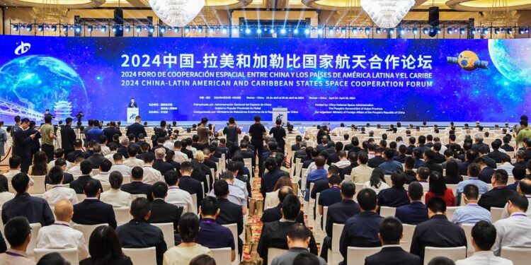 Foto mostra o primeiro Fórum de Cooperação Espacial entre China e Estados Latino-Americanos e Caribenhos, em Wuhan, Província de Hubei, centro da China, em 24 de abril de 2024. (Xinhua/Xiao Yijiu)