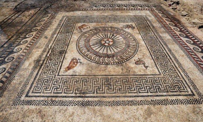 Um dos mosaicos descobertos da antiga cidade romana de Ucetia, no Sul da França - Denis Gliksman, Inrap