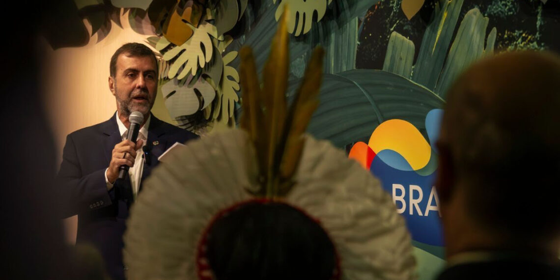 A ministra dos Povos Indígenas, Sônia Guajajara, e o presidente da Embratur, Marcelo Freixo, participaram da cerimônia de abertura da Galeria Visit Brasil – Amazônia (Foto: Marcio Menasce/Embratur)