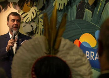 A ministra dos Povos Indígenas, Sônia Guajajara, e o presidente da Embratur, Marcelo Freixo, participaram da cerimônia de abertura da Galeria Visit Brasil – Amazônia (Foto: Marcio Menasce/Embratur)