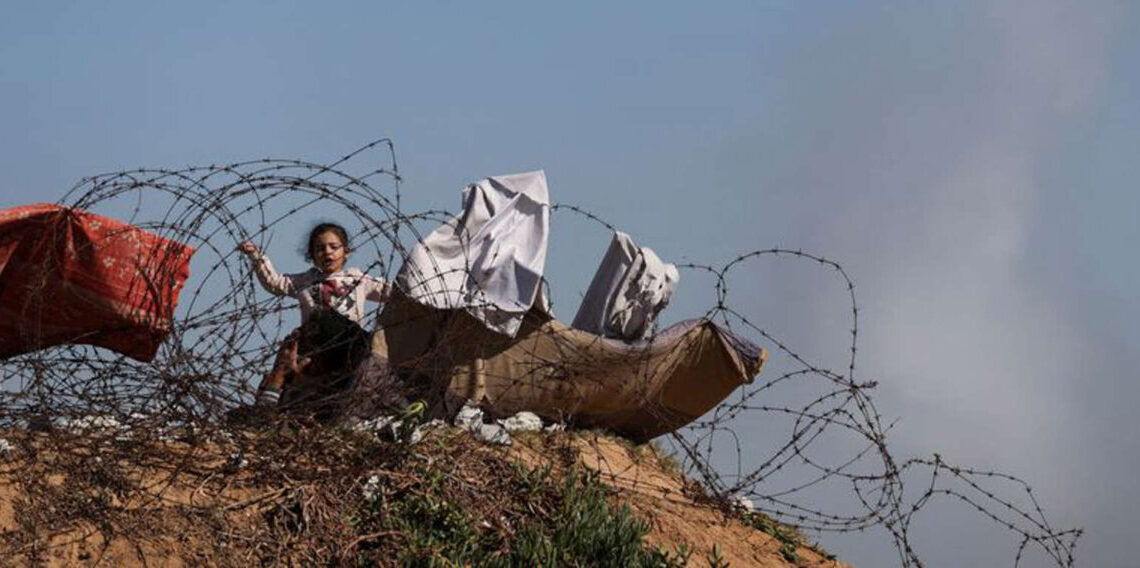 Uma criança palestina deslocada, que fugiu de casa devido aos ataques israelenses, brinca perto da fronteira com o Egito, em Rafah, no sul da Faixa de Gaza 07/01/2024 REUTERS/Ibraheem Abu Mustafa
© Thomson Reuters