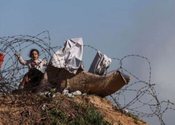 Uma criança palestina deslocada, que fugiu de casa devido aos ataques israelenses, brinca perto da fronteira com o Egito, em Rafah, no sul da Faixa de Gaza 07/01/2024 REUTERS/Ibraheem Abu Mustafa
© Thomson Reuters