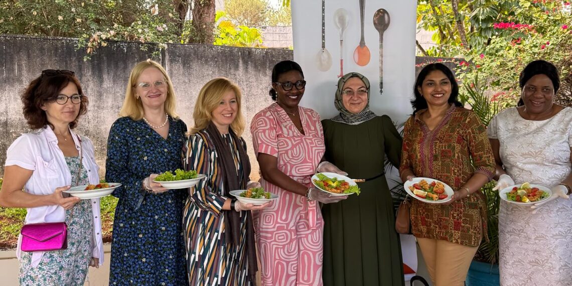 Emine Akça (com véu) e as colegas embaixatrizes