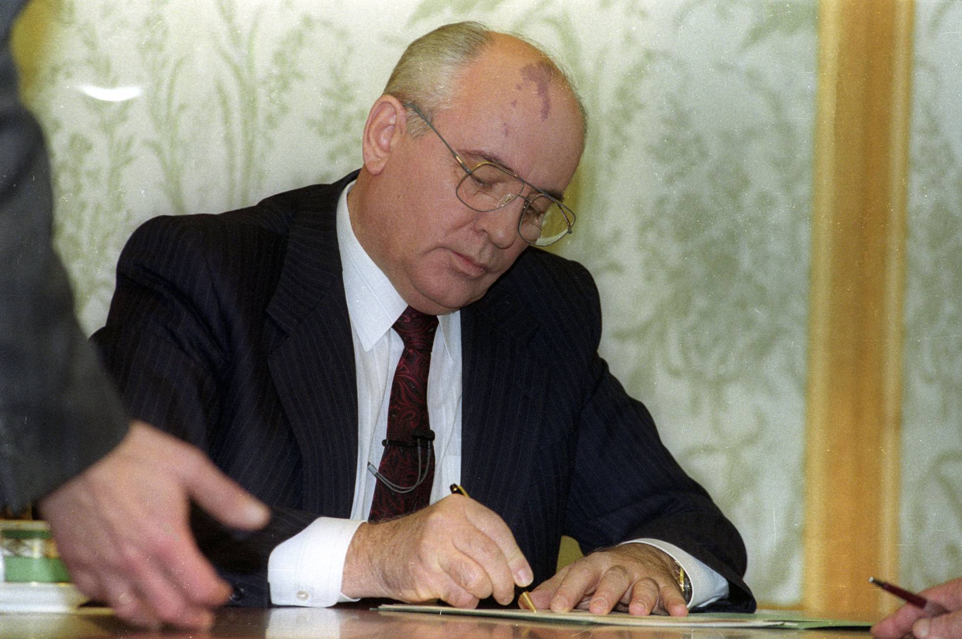 Gorbachov assina sua renúncia o 25 de dezembro de 1991.  REUTERS