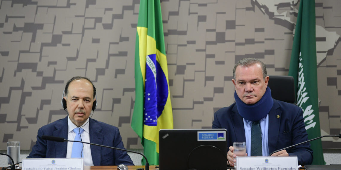 Embaixaor Faisal Ibrahim Omar  (esq.) e Wellington Fagundes (dir.).