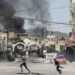 Palestinos correm durante confronto com soldados israelenses (ao fundo), em Jenin: escalada de violência na região - (crédito: Jaafar Ashtiyeh/AFP)