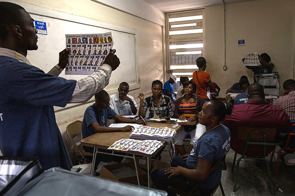 Cédulas de votação sendo contadas após o fechamento das eleições nacionais do Haiti no primeiro turno para a Presidência, e segundo e terceiro turnos para o Senado, na capital Porto Príncipe, em novembro de 2016. Foto: ONU/MINUSTAH/Logan Abassi