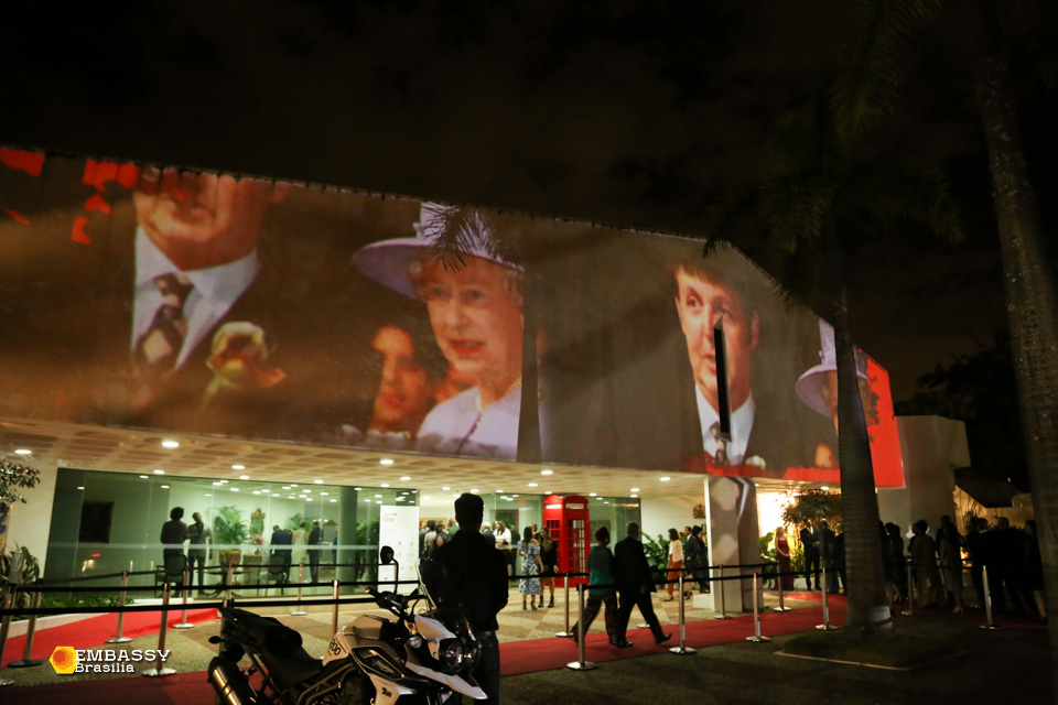 Painel mostrando imagens da Rainha Elizabeth II, na comemoração do aniversário da monarca