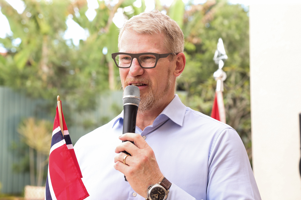 O Embaixador da Noruega, Nils Martin discursa durante o evento de comemoração do Dia Nacional da Noruega