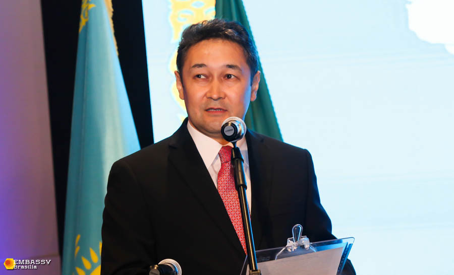 O embaixador do Cazaquistão, Kairat Sarzhanov