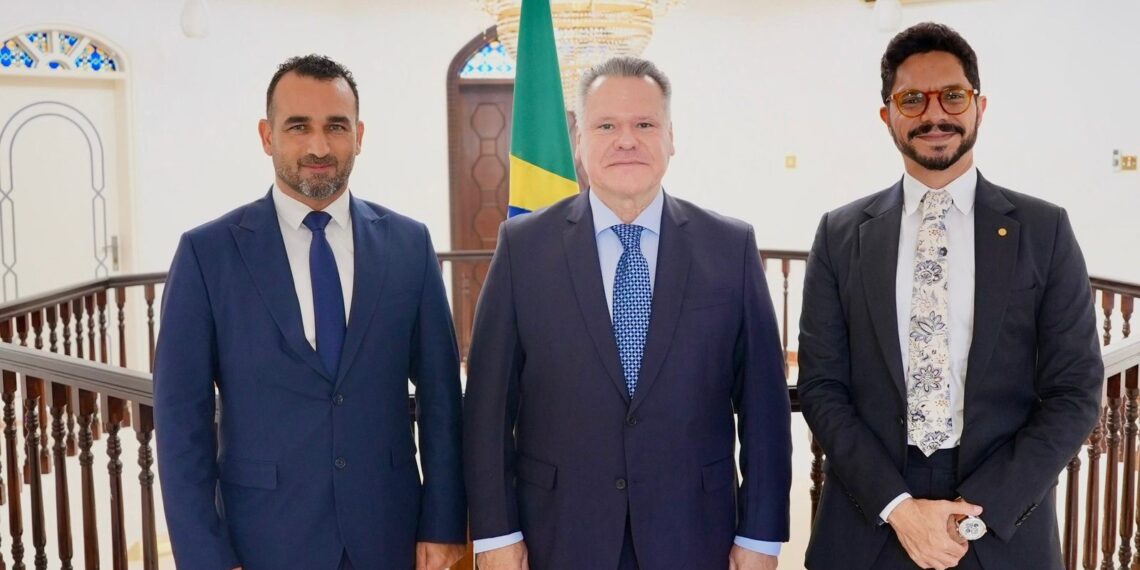 O embaixador, Alfredo Leoni (ao centro), com Noury Dwedary (à esq.) e Rafael Solimeo: encontro com políticos e empresários no Golfo