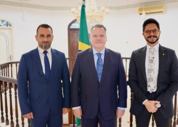 O embaixador, Alfredo Leoni (ao centro), com Noury Dwedary (à esq.) e Rafael Solimeo: encontro com políticos e empresários no Golfo