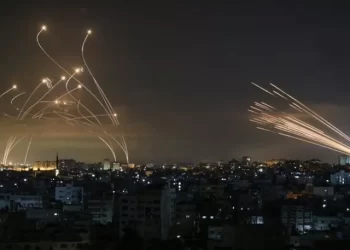 Explosões iluminando o céu de Jerusalém durante o ataque iraniano - (crédito: AFP)