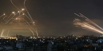 Explosões iluminando o céu de Jerusalém durante o ataque iraniano - (crédito: AFP)