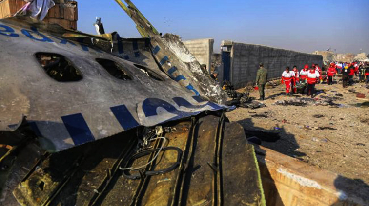 Teerã Iran 08 01 2020 Equipes do Iranian RCS estão no local do acidente de avião da Ukraine Airlines nesta manhã, que matou masi de uma centena de passageiros  dando apoio às pessoas afetadas pela tragédia.foto Iranian Red Cross