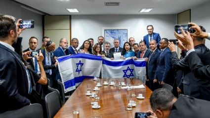 Deputados bolsonaristas com o embaixador Daniel Zohar Zonshine, de Israel, em ato na Câmara. Twitter / Embaixada de Israel no Brasil