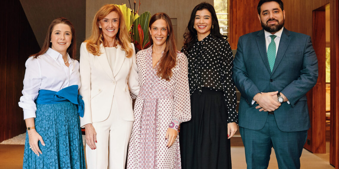 uciana Frattini, Fernanda Hernandez, Sofia Vidigal, Rebeca Azevedo e  Rodrigo Alarcon