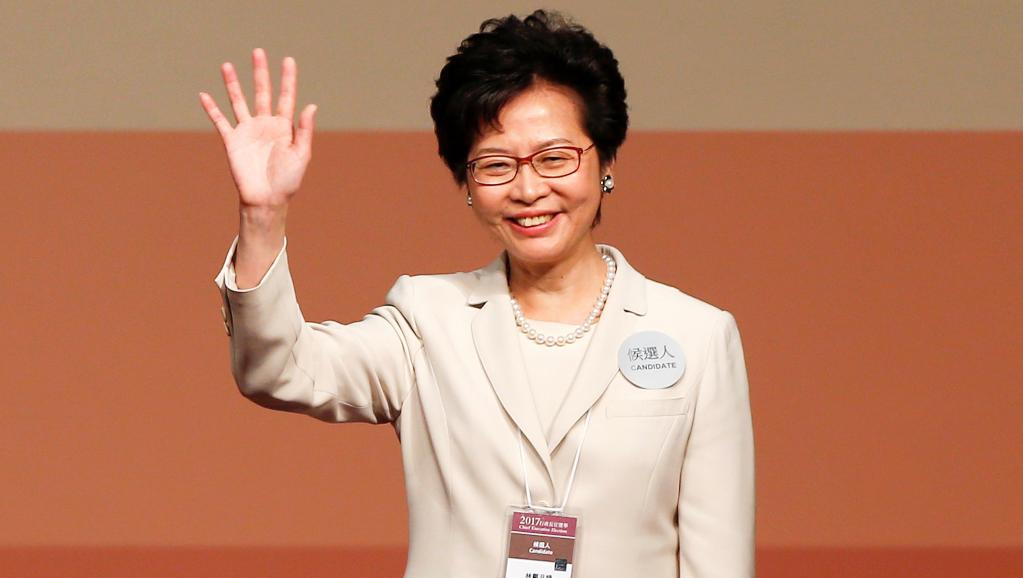 Carrie Lam acena após sua eleição como a nova governante de Hong Kong, em 26 de março de 2017.