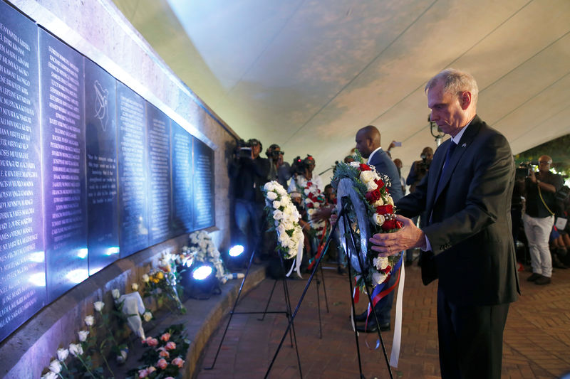 Embaixador norte-americano Robert F. Godec coloca uma coroa de flores em monumento durante cerimônia para marcar os 20 anos do ataque da Al Qaeda na embaixada dos EUA em Nairóbi REUTERS/Baz Ratner