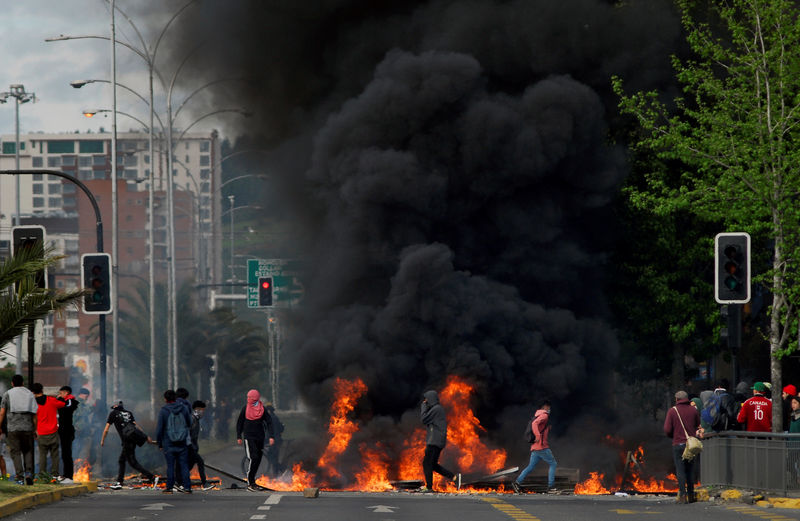 Manifestantes protestam em Concepción contra alta do preço dos transportes no Chile 20/10/2019 REUTERS/Jose Luis Saavedra