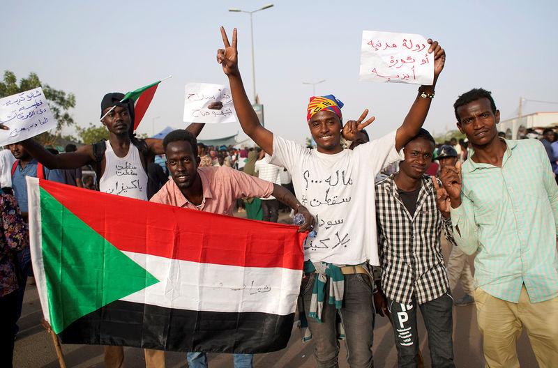 Manifestantes sudaneses seguram bandeira do país durante protesto contra golpe militar próximo ao Ministério da Defesa em Cartum
11/04/2019
REUTERS/Stringer