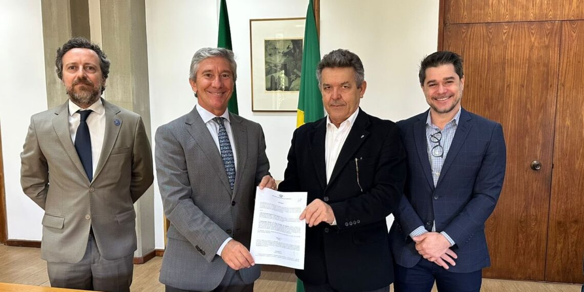 Embaixador Luis Faro Ramos e o presidente da Associação dos Amigos da Praça de Portugal em Brasília, Ciro Freitas (ao centro)