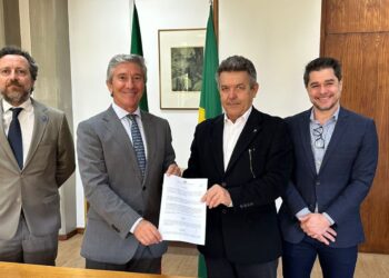 Embaixador Luis Faro Ramos e o presidente da Associação dos Amigos da Praça de Portugal em Brasília, Ciro Freitas (ao centro)