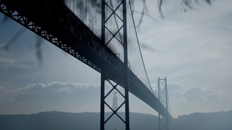 A ponte 25 de Abril, no Rio Tejo, em Lisboa, no dia 25 de janeiro de 2017 - AFP