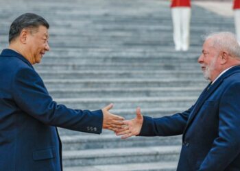 Reunião entre Xi Jinping e Lula não representa a adesão automática do Brasil ao cinturão comercial que os chineses pretendem levantar - (crédito: Ricardo Stuckert/PR)