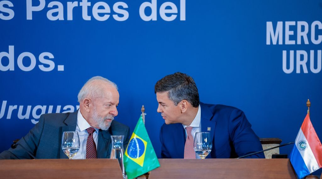 Lula e presidente do Paraguai, Santiago Peña, durante declaração à imprensa na última cúpula do Mercosul