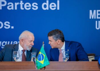 Lula e presidente do Paraguai, Santiago Peña, durante declaração à imprensa na última cúpula do Mercosul