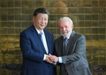 China's President Xi Jinping shakes hands with Brazil's President Luiz Inacio Lula da Silva - (crédito: EVARISTO SA / AFP)