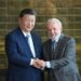 China's President Xi Jinping shakes hands with Brazil's President Luiz Inacio Lula da Silva - (crédito: EVARISTO SA / AFP)