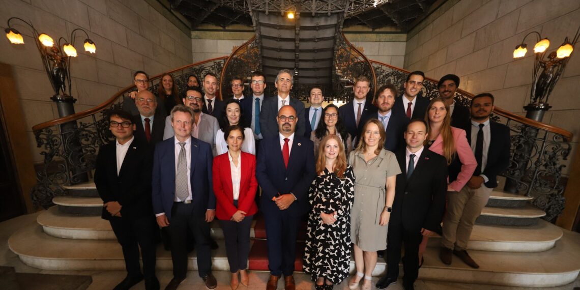 Com base nas interações políticas, econômicas, acadêmicas, ambientais e de direitos humanos, a UE e seus Estados-Membros pretendem fortalecer a parceria com o Estado de Minas Gerais.