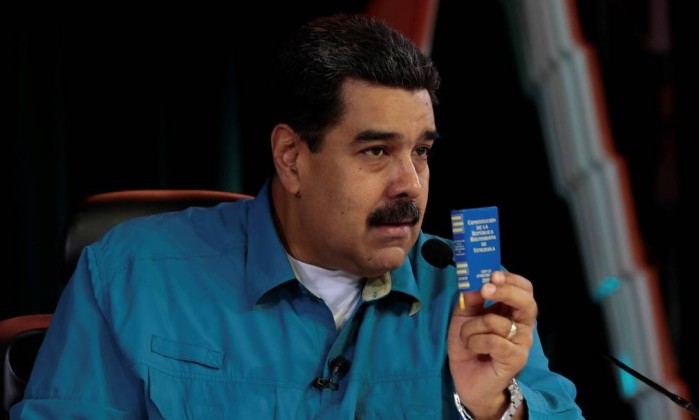 Maduro mostra cópia da Constituição venezuelana no domingo - HANDOUT / REUTERS