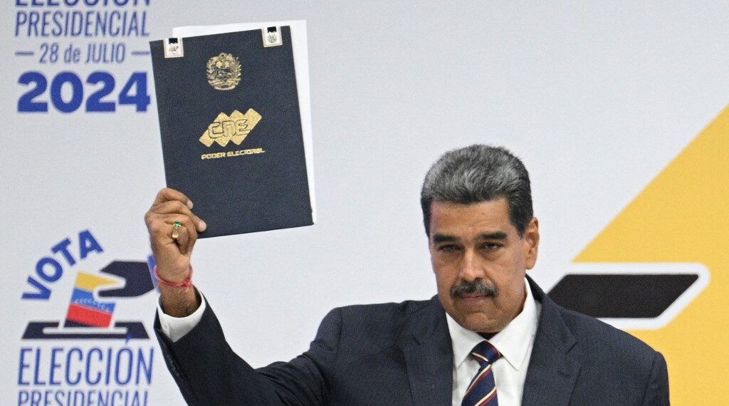 Cada vez mais isolado, Maduro assume o segundo mandato e chama críticos de "satélites" dos Estados Unidos.