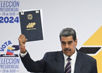 Cada vez mais isolado, Maduro assume o segundo mandato e chama críticos de "satélites" dos Estados Unidos.