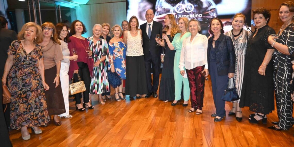 Da esquerda para a direita, Embaixadora da UE, Marian Schuegraf, Embaixadora da Eslovênia, Sra. Mateja Kracun, Embaixadora de Botsuana, Sra. Benetia Tumelo Chingapane, Embaixador da Argentina, Guillermo Daniel Raimondi , Embaixadora da Finlândia, Sra. Johanna Karanko e Embaixadora da Suécia, Karin Wallensteen