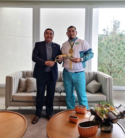 Embaixador do Cazaquistão parabenizou o primeiro medalhista de ouro por sua vitória na 24ª Surdolimpíada no Brasil.
