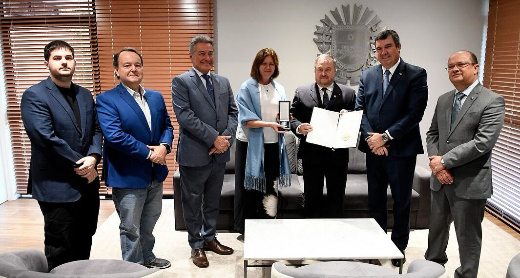 A embaixadora Pavla Havrlíková (ao centro) com a medalha entregue à Evandro Trachta